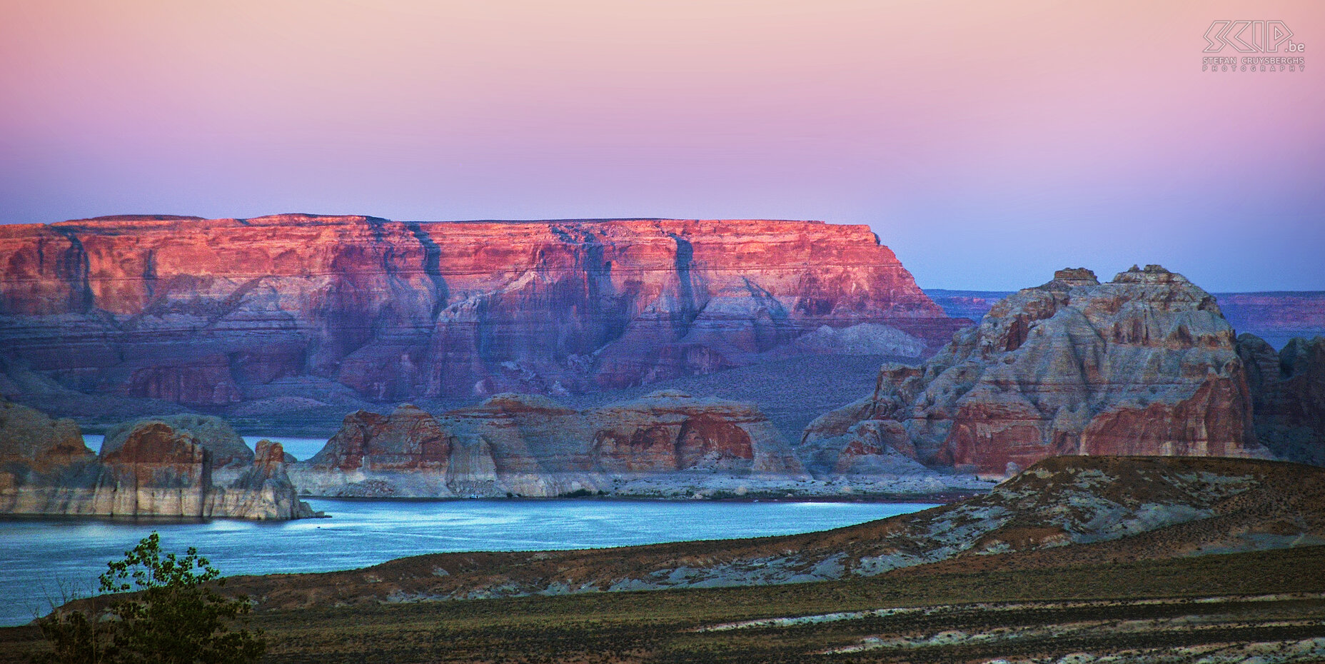 Zonsondergang aan Lake Powell Lake Powell is een groot wtater reservoir op de Colorado rivier  op de grens tussen Utah en Arizona. Stefan Cruysberghs